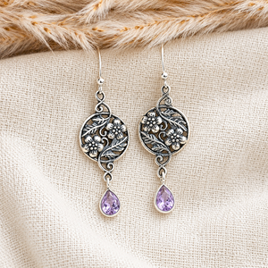 Boucles d'oreilles indiennes traditionnelles en argent 925 avec des gouttes d'améthyste facettées et un design artisanal complexe pour les occasions spéciales - Product Image 5
