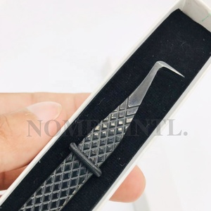 Pinzas de extensión de pestañas Tipo L negras personalizadas Mega Volume, pinzas de pestañas sostenibles de acero inoxidable de punta afilada de 90 grados - Product Image 2