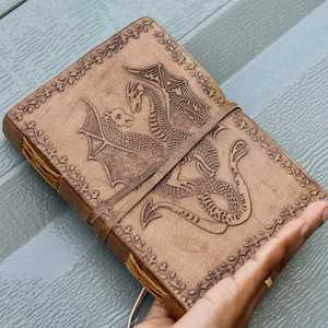 Diario Vedant con Tapa Dura de Cuero Resistente con Dragones en Relieve, Encuadernación en Espiral con Papel de Algodón Orgánico - Regalo - Product Image 5