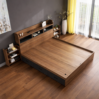 Minimalistisches Holz-Bettgestell mit Stauraum in Queensize mit Kopfteil und Schubladen im Paneel-Design