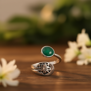 Anillo de moda ajustable con gema de esmeralda de 4.5 gramos, piedra de nacimiento de mayo, con engaste de bisel - Product Image 3