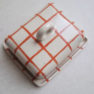 Beurrier Chic à Carreaux avec Poignée Courbe, Base de Service Compacte, Finition Glaçurée, Contenant de Rangement Élégant pour Beurre de Cuisine - Product Image 1