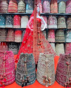 Sofisticado invierno nupcial Lehenga Choli espejo de mano completa y piedras Jarkan gran estilo y blusa larga ropa india y paquistaní - Product Image 1