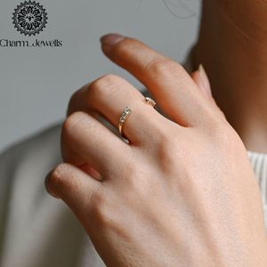 Bague de fiançailles classique pour femme Charm_Jewells, plaquée or rose, trois pierres, moissanite taille coussin, certifiée IGI, sertie à griffes - Product Image 4