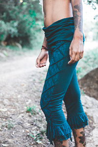 Leggings acampanados de viscosa con diseño cruzado, estilo bohemio para festivales, pantalones acampanados elásticos y cómodos para mujer, para yoga, baile y uso casual. - Product Image 1