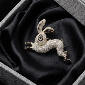 Broche Lapin Moissanite Iced Out en Argent 925 Plaqué Or 14K, Bijou Animalier Mignon et de Luxe, Broche Tendance - Product Image 4
