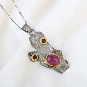 จี้ห้อยคอเงินแท้ 925 ชุบโรเดียมสีดำ ประดับพลอยทับทิมสีม่วงแดงธรรมชาติ ดีไซน์สวยหรู คุณภาพสูง ปี 2026 - Product Image 2