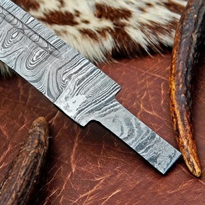 Lame de couteau Bowie en acier de Damas de 9,5 po – Lame forgée à la main à queue pleine, style médiéval, forgée par un forgeron, pièce brute - Product Image 4
