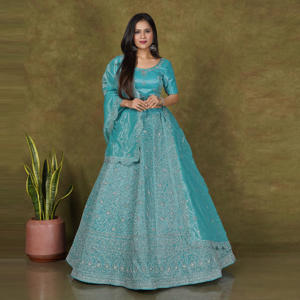 ชุดเลเฮนกาโชลีผ้าทวิลเน็ต พร้อมเสื้อปักลายละเอียดแบบมีโครงสร้าง กระโปรงทรงบาน และผ้าคลุมไหล่แบบมันเงา ดีไซน์ทันสมัย - Product Image 3