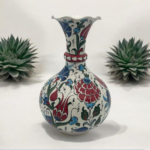 Pot en céramique blanche texturée avec des fleurs bleues et rouges audacieuses peintes à la main ; disponible à prix de gros. - Product Image 6