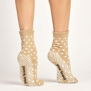 Chaussettes en coton antidérapantes à volants pour femmes, personnalisées pour le Pilates, motif jacquard à pois caramel - Product Image 2