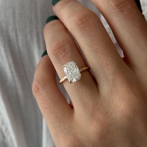Anillo de compromiso con diamante de laboratorio de corte cojín en oro amarillo, anillo solitario delicado de 1.7MM para mujer - Product Image 3