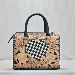 Bolso de Mano de Cuero de Lujo con Patrón Floral en Relieve, Cierre de Cremallera con Diseño de Corazón a Cuadros, Asa Superior, Diseño Duradero - Product Image 1