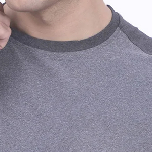 Camiseta de Cuello Redondo y Manga Raglán Gris para Hombre, Corte Regular, Color Sólido, Tejido de Algodón, Estilo Casual, con Ribete en Contraste - Product Image 3