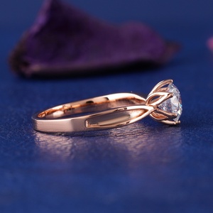 แหวนเพชรทรงกลมเจียระไนแบบบริลเลียนท์เคลือบทองคำสีกุหลาบ 14K เพชรเพาะเลี้ยงในห้องปฏิบัติการ ประดับด้วยขาจับ 6 ขาและวงแหวนแบบบิดเกลียวสำหรับงานหมั้น - Product Image 2
