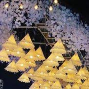 การจัดวางตกแต่งที่มีโคมไฟกระดาษทรงกรวยเรืองแสงมากมาย - Product Image 1