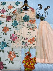 Conjunto de Traje Festivo Beige con Bordado Floral para Mujer |   Conjunto de Kurta, Palazzo y Dupatta de Organza |   Traje Étnico para Bodas y Fiestas - Product Image 6
