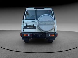 Toyota Land Cruiser GRJ76 AT Luxe 2024 – Éclairage LED et Toyota Safety Sense 4x4 SUV - Product Image 2