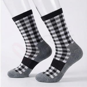 Chaussettes pour hommes à motif écossais en coton et élasthanne tricotées respirantes pour l'automne, usage quotidien, style classique - Product Image 3