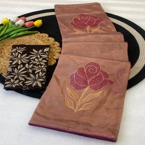 Sari VASTRA COTTAGE de tela de sarga premium con exquisito trabajo floral en lámina y blusa con bordados intrincados - Product Image 4