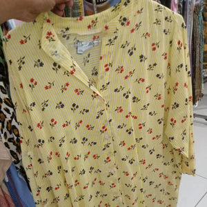 Robe d'été bohème pour femmes et filles, 100% coton, rayures florales jaunes, coupe ample extensible, fermeture boutonnée sur le devant, manches courtes - Product Image 1