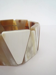 Brazalete de Cuerno de Búfalo Natural Hecho a Mano, Pulido, con Panel Triangular Geométrico, Brazalete Ancho, Estilo Boho Étnico - Product Image 6