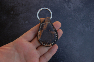 Llavero Abridor de Botellas de Cuero Genuino Vintage Personalizado con Nombre Grabado, Regalo Premium de Navidad para Él o Ella - Product Image 4