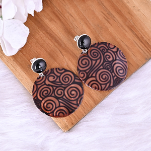 Boucles d'oreilles pendantes en résine avec onyx noir naturel et nacre |   Argent sterling 925 - Product Image 3