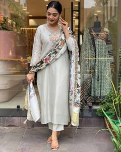 ชุดคุर्ติผ้าไหมชานเดรีสีขาวออฟไวท์สำหรับผู้หญิง ที่กำลังเป็นที่นิยม พร้อมกางเกงวิสโคสปักลาย และผ้าคลุมไหล่พิมพ์ลาย - Product Image 4