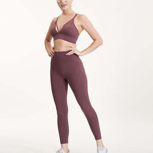 Ensemble de yoga 2 pièces pour femme – Short uni et haut de sport extensible dans les quatre sens, dos nageur sans couture, personnalisable, haute qualité pour le fitness - Product Image 4