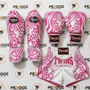 Guantes con cierre de velcro y estampado de sublimación rojo y blanco, equipo transpirable para artes marciales, espinilleras de boxeo Twins y conjunto de pantalones cortos. - Product Image 6