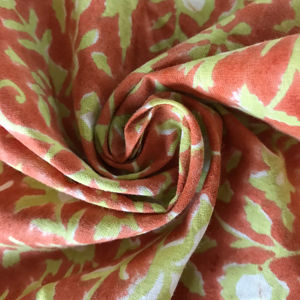 Tela de Algodón Estampada a Mano con Diseño de Enredaderas Florales |   Textiles Étnicos Indios - Product Image 2