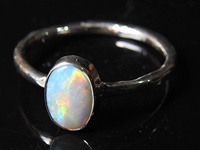 Bague en argent sterling 925 sertie d'un opale australien multi-feu de 7-9 mm, certifiée par un tiers PMEGEMSBEADS, cabochon lisse
