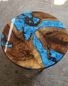 Table à manger ronde en bois massif avec finition naturelle à bords bruts et base en métal noir moderne pour les intérieurs de maisons de luxe - Product Image 1
