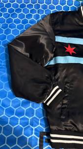 Blouson bomber formel d'hiver imperméable et respirant en satin noir avec motif du drapeau de Chicago, unisexe - Product Image 6