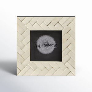 Elegante Marco de Fotos de Lujo Hecho a Mano con Incrustaciones de Hueso y Acabado Brillante de Primera Calidad por Tradebyd - Product Image 1