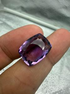 Ametyste violette naturelle taille coussin 12,25 carats 17,5x13,5x7,5mm, clair sous loupe, non monté, facetté, provenance mines africaines, pour la fabrication de bijoux, avec jeu de couleurs - Product Image 4