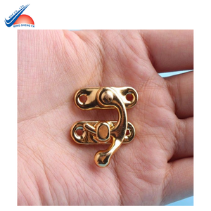 Caja de regalo rígida de lujo con cerradura y Asa de metal | Caja de embalaje de maleta de cartón personalizada para regalos - Product Image 2