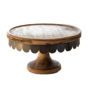 Support à gâteau rustique en bois, socle rond, base à bord festonné en métal, plateau de présentation de desserts pour décoration de mariage et de fête - Product Image 1