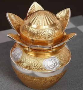 Kalash bicolor en oro y plata con símbolos Om en relieve y tapa con pétalos de loto. Regalo espiritual disponible a precios de mayorista. - Product Image 2