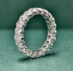 Anillo de boda de eternidad completa con diamante ovalado cultivado en laboratorio en oro blanco de 14 quilates, anillo apilable para regalo nupcial - Product Image 4