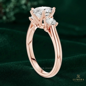 Anillo de Compromiso de Diamantes Ovalados de Diseño, Diseño de Tres Piedras con Dos Diamantes Redondos Brillantes Laterales, Anillo con Engaste Seguro - Product Image 3
