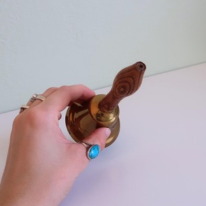 Campana de mano de latón hecha a mano con mango de madera para meditación, terapia, actividades infantiles y campana de mano de latón de tono claro. - Product Image 2