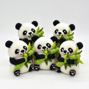 Figurine de panda en feutre de laine personnalisée - Jouet animal en feutre mignon pour enfants - Panda décoratif avec bambou pour la décoration des étagères et des bureaux - Product Image 1