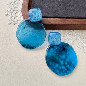 Pendientes Geométricos de Resina Hechos a Mano Ecológicos Azul Glaciar, Joyería de Estilo Tradicional para Mujer - Product Image 6