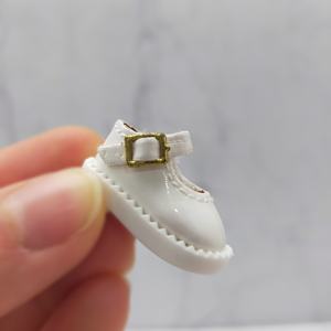Adorables Zapatos Mary Jane en Miniatura con Acabado Blanco Crema Clásico, Detalles de Hebilla Dorada Pequeña y Costuras Delicadas - Product Image 6