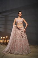 Rivaayat House présente le Lehenga Choli Empire Silhouette, long jusqu'au sol, 100% soie, richement orné, de la création d'un designer.