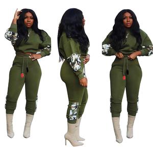 Ensemble de survêtement pour femmes grandes tailles, gris, col rond, manches longues, design 2 en 1, polaire polyester/coton, pantalon de jogging avec poches latérales et cordon de serrage - Product Image 4