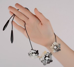 Collier artisanal de la meilleure qualité en corne de buffle, style religieux chrétien, pour fêtes, cadeau de mariage pour femme, avec détails noirs naturels - Product Image 1