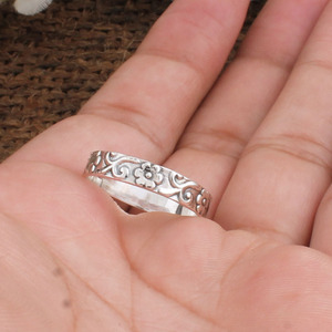 Bague en argent sterling 925 en gros, motif floral marguerite naturelle gravée, bague empilable pour femme, bijoux fins, directement de l'usine - Product Image 4